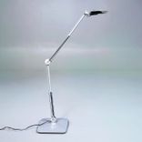 Begagnad Skrivbordslampa Split från Glamox Luxo i grått. Mått: Bredd 21 cm, Djup 58 cm, Höjd 80 cm. 