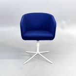 Begagnad fåtölj Cabin från Johanson Design med blå tygklädsel och vitt snurrunderrede. Mått: bredd på 56.5 cm, djup på 60 cm samt höjd på 76 cm. 