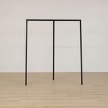 Begagnad klädhängare Loop från HAY i svart. Mått: höjd 150 cm, bredd 130 cm,  djup 65 cm. 