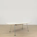 Begagnat konferensbord Disc från Skandiform med vit båtformad laminatskiva, kromunderrede. Mått: Höjd 72 cm, längd 210 cm, bredd 81–120 cm. 