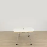 Begagnat konferensbord Disc från Skandiform med vit båtformad laminatskiva, kromunderrede. Mått: Höjd 72 cm, längd 210 cm, bredd 81–120 cm. 