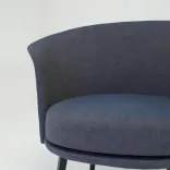 Begagnad fåtölj Dorso från Hay i mörkblått tyg. Mått: Höjd 73 cm, sitthöjd 43 cm, sittbredd 53 cm och sittdjup 52 cm.