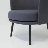 Begagnad fåtölj Dorso från Hay i mörkblått tyg. Mått: Höjd 73 cm, sitthöjd 43 cm, sittbredd 53 cm och sittdjup 52 cm.
