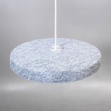Begagnad taklampa från Valoa, modell Noa. Rund form klädd i grått filtmaterial. Mått: Diameter på 50 cm. 