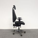 Begagnad kontorsstol Optimum Z i svart tyg från Toplux. Med armstöd och nackstöd. Mått: Sitthöjd 46–59 cm. 