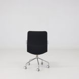 Begagnad stol med hjul Kite från Swedese i grått tyg. Mått: Sittdjup: 44 cm, Sittbredd: 47 cm, Sitthöjd: 48 cm. 