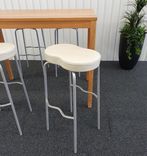 Begagnad barstol Bönan från Materia med stoppad sits, ben i borstat stål och fotstöd. Mått: Bredd 43 cm, djup 34 cm och höjd 78 cm.