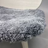 Begagnad fåtölj Papa F276 från Skandiform med stomme av askträ och sits i grått fårskinn. Mått: Bredd 70 cm, Djup 66 cm, Höjd 70 cm, sitthöjd 38 cm. 