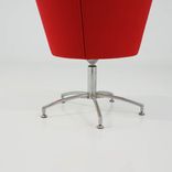 Begagnad fåtölj Zen Lounge från Gärsnäs i rött tyg. Mått: Höjd 74 cm, sitthöjd 50 cm, sittbredd 50 cm och sittdjup 50 cm. 
