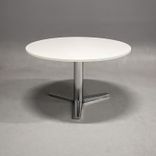 Begagnat konferensbord från Materia, modell Centrum. Rund bordsskiva i vit färg, stativ i krom. Mått: Diameter 120 cm, höjd 72 cm. 