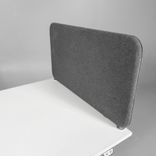 Begagnad grå bordsskärm Softline från Abstracta. Mått: bredd 80 cm, djup 3 cm och höjd 45 cm. 