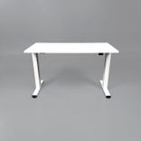 Begagnat höj- och sänkbart skrivbord Migration från Steelcase. Med vit bordsskiva och stativ av metall. Mått: justerbar höjd mellan 65 cm till 125 cm. 