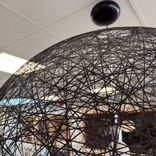 Begagnad taklampa Random Light Large från Moooi i svart. Mått: diameter 105 cm. 