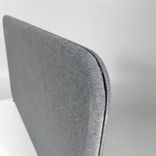 Begagnad grå bordsskärm Softline från Abstracta. Mått: bredd 80 cm, djup 3 cm och höjd 45 cm. 