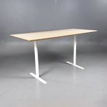 Begagnat projektbord i ask med vitfärgat stativ. Mått: Bredd 180 cm, Djup 70 cm, Höjd 90 cm. 