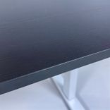 Begagnat höj- och sänkbart skrivbord med svart bordsskiva med två kabelhål, silvrigt stativ. Mått: Bredd 120 cm, Djup 80 cm, Höjd justerbar mellan 70 till 120 cm. 