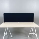 Begagnad bordsskärm från Abstracta, modell Softline 30 i färgen svart. I rektangulär form med rundade hörn. Bredd 160 cm, höjd 65 cm. 