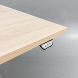 Begagnat höj & sänkbart skrivbord med bordsskiva i björk och stativ i silver. Mått: bredd 160 cm, djup 80 cm, höjd 70 till 120 cm. 
