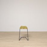 Begagnad Barstol från Lammhults, modell Add. Med gul sits. Mått: Höjd: 61-68 cm, Bredd: 27-38 cm, Djup: 38 cm.