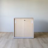 Begagnat skåp med skjutdörr, modell Space. I ljust träslag med lås. Mått: Höjd 82 cm, bredd 82 cm, djup 40 cm. 