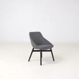 Begagnad fåtölj Ezy Low från Offecct i mörkgrått tyg. Mått: sitthöjd 43 cm, höjd 81 cm, sittbredd 46 cm och sittdjup 44 cm. 