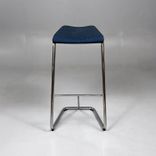 Begagnad barstol Add från Lammhults med mörkblå sits och kromat underrede. Mått: Bredd 46 cm, djup 47 cm och sitthöjd 78 cm. 