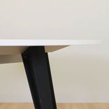 Begagnat runt konferensbordet Attach från Lammhults i vitt med svarta ben. Måtten bredd: 120 cm och höjd: 90,5 cm. 