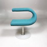 Begagnad fåtölj Innovation C från Blå Station i turkos med stativ i silver. Mått: bredd 70 cm, djup 65 cm, höjd 75 cm, sitthöjd 48 cm. 
