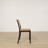 Begagnad Stol Light & Easy från Gärsnäs. Sits klädd i brunt läder, trä i svart. Sitthöjd 46 cm total höjd 82 cm. En stapelbar design. 