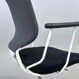 Begagnad konferensstol Invite från Savo med svart sits, mörkgrå rygg, vitt underrede och armstöd. Sitthöjd 41–52 cm. 