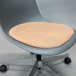 Begagnad stol med hjul Eames Plastic Side Chair PSCC från Vitra. Grått plastskal, ljusrosa sittdyna, kromat underrede. Mått: Bredd 46,5 cm, Djup 55 cm, Höjd 76-88,5 cm. 