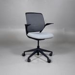 Begagnad stol med hjul från Steelcase, modell Cobi. I grå svart färg. Mått: Justerbar sitthöjd mellan 42 till 53 cm. 