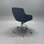 Begagnad stol med hjul Aston från Arper i grå tygklädsel och kromat underrede. Mått: Bredd 65 cm, djup 65 cm, höjd 87–98 cm, sitthöjd 46,5–57,5 cm. 