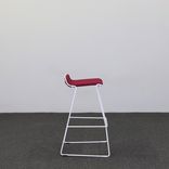Begagnad barstol från Johanson Design. Modell: Speed BS 80 i rött med vitlackerade medben. Mått: Höjd: 89 cm, Sittbredd: 44 cm, Sittdjup: 52 cm, Sitthöjd: 80 cm 