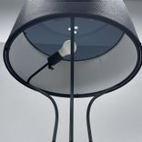Begagnad golvlampa Aria från Örsjö Belysning med svart skärm och stativ. Mått: Höjd 150 cm, Fotens diameter 40 cm och skärmens diameter 51,5 cm. 