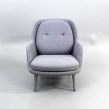 Begagnad fåtölj Fri JH5 från Fritz Hansen klädd i ljusgrå färg med grålackerade ben. Mått: bredd 80 cm, djup 88 cm, Höjd 90.5 cm, Sitthöjd 43 cm. 