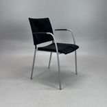 Begagnad konferensstol Spira från Lammhults i svart comforttyg, silverfärgat underrede och armstöd. Mått: Bredd 55 cm, djup 56 cm, höjd 83 cm och sitthöjd 45 cm. 
