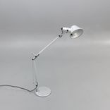 Begagnad skrivbordslampa Tolomeo Mini från Artemide i grått. Mått: Höjd: 54 cm, Längd 68 cm, Maxhöjd: 108 cm. 