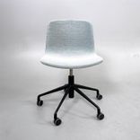 Begagnad stol med hjul från HAY modell AAC51 klädd i ljusgrönt tyg, Underrede i svart. Mått: Bredd 69 cm x Djup 69 cm x Höjd 74-87 cm. 