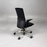 Begagnad svart kontorsstol Futu från HÅG med hög rygg, armstöd, silverfärgat underrede. Sitthöjd 40–55 cm. 