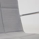 Begagnad stol med hjul Kite från Swedese i grått tyg. Mått: Sittdjup: 44 cm, Sittbredd: 47 cm, Sitthöjd: 48 cm. 