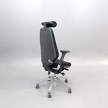 Begagnad svart kontorsstol Logic 400 från RH med reglerbara armstöd, nackstöd i läder. Mått: sitthöjd 41–53 cm. 