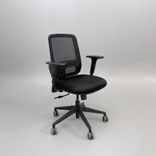 Begagnad kontorsstol Valo Sync från Dauphin i svart. Mått: Justerbar sitthöjd från 42 cm till 52 cm. 