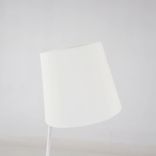 Begagnad golvlampa från Fambuena i vitt. Mått: Höjd 170 cm, lampskärmens diameter 38 cm och kabellängd 146 cm. 