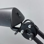 Begagnad skrivbordslampa Verit från Glamox Luxo med klämfäste i svart. Mått: höjd 85 cm.