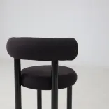 Begagnad barstol Fat Stool från Tom Dixon i svart. Mått: Sitthöjd 66 cm, höjd 89 cm, bredd 53 cm och djup 47 cm.