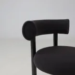 Begagnad barstol Fat Stool från Tom Dixon i svart. Mått: Sitthöjd 66 cm, höjd 89 cm, bredd 53 cm och djup 47 cm.