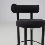 Begagnad barstol Fat Stool från Tom Dixon i svart. Mått: Sitthöjd 66 cm, höjd 89 cm, bredd 53 cm och djup 47 cm.