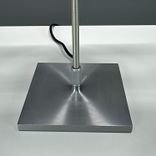 Begagnad bordslampa Costanza från Luceplan i grönt med stativ i satinborstat aluminium. Mått: Bredd 40 cm, höjd 80 cm. 
