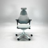 Begagnad grå kontorsstol Mereo 220 från RH. Med armstöd, nackstöd. Mått: Sitthöjd 41–55 cm. 